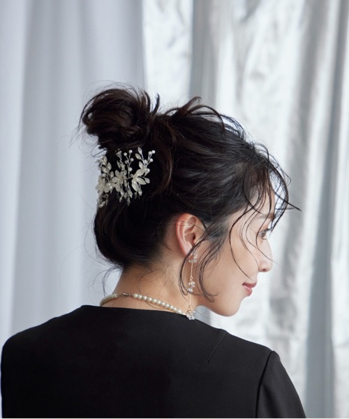 Cupid Heart(キューピッドハート)の「【Cupid Heart】結婚式アクセ!メタリックフラワービジューヘアコーム(バレッタ/ヘアクリップ・レディース・シルバー・MEDIUM)」の4枚目の写真
