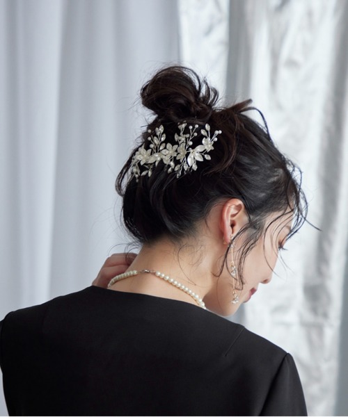 Cupid Heart(キューピッドハート)の「【Cupid Heart】結婚式アクセ!メタリックフラワービジューヘアコーム(バレッタ/ヘアクリップ・レディース・シルバー・MEDIUM)」の5枚目の写真