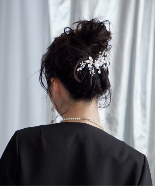 Cupid Heart(キューピッドハート)の「【Cupid Heart】結婚式アクセ!メタリックフラワービジューヘアコーム(バレッタ/ヘアクリップ・レディース・シルバー・MEDIUM)」の11枚目の写真