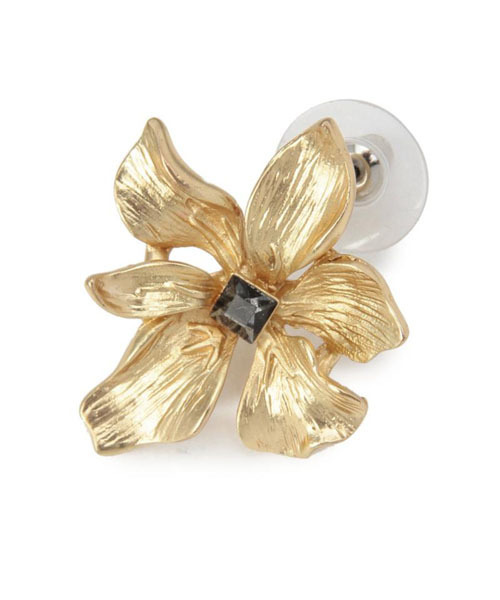 ROSE BUD（ローズバッド）の「(RF JEWELRY) ZKE01240 FLOWER MOTIF EARRING[結婚式＆パーティーにオススメ]（ピアス（両耳用）・レディース・ゴールド・ONE SIZE）」の4枚目の写真