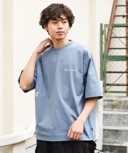 BEAMS HEART(ビームスハート)の「【ユニセックス】テック ショートスリーブ ビッグ Tシャツ(吸水速乾・ストレッチ・水陸両用)(Tシャツ/カットソー・メンズ・ブルー/ホワイト・LARGE/MEDIUM/SMALL)」の3枚目の写真