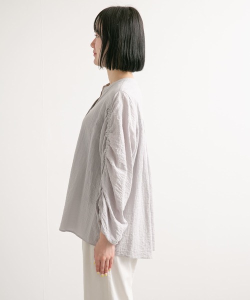 URBAN RESEARCH DOORS（アーバンリサーチドアーズ）の「ギャザースリーブブラウス（シャツ/ブラウス・レディース・グレー系その他/アイボリー・MEDIUM）」の5枚目の写真