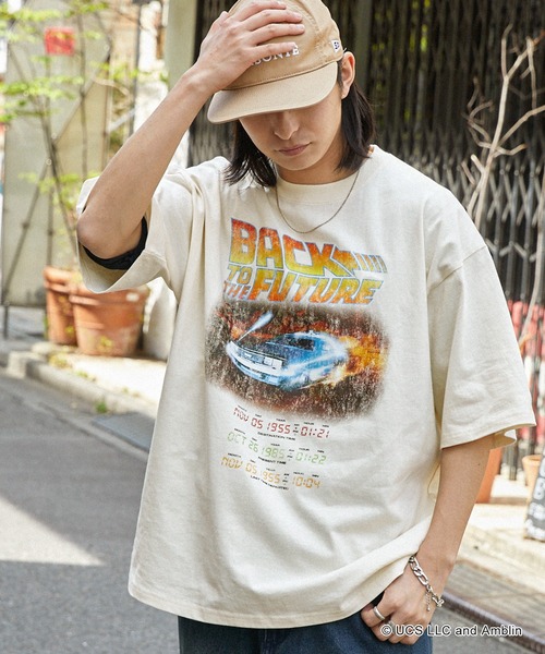 MONO-MART（モノマート）の「【BACK TO THE FUTURE ＆ JAWS】別注 ピグメント加工ヴィンテージライクデザイン ビッグシルエット半袖Tシャツ/バック・トゥ・ザ・フューチャー/ジョーズ（Tシャツ/カットソー・メンズ・ブラック系/ダークブラウン/ダークネイビー/ブラック系1/ブラック系3/ホワイト系4/ブラック/ホワイト系/ホワイト系1/ブラウン系1/ホワイト系2/ネイビー系3/オフホワイト/ブラック系2/ホワイト系3/ブラック系4/ブラック系5/ブラック系6/ホワイト系6/ホワイト系7/ブラック系9/ブラック系8/ブラック系7・M/L）」の3枚目の写真