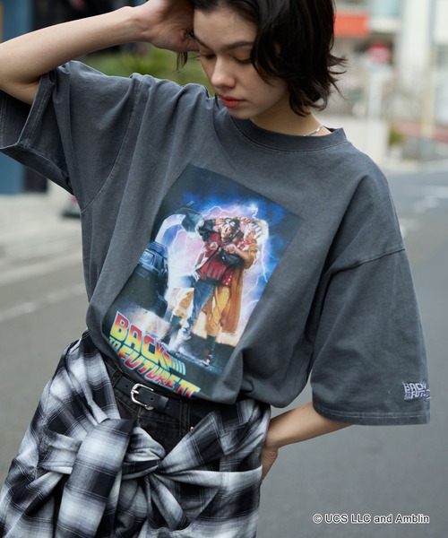 MONO-MART（モノマート）の「【BACK TO THE FUTURE ＆ JAWS】別注 ピグメント加工ヴィンテージライクデザイン ビッグシルエット半袖Tシャツ/バック・トゥ・ザ・フューチャー/ジョーズ（Tシャツ/カットソー・メンズ・ブラック系/ダークブラウン/ダークネイビー/ブラック系1/ブラック系3/ホワイト系4/ブラック/ホワイト系/ホワイト系1/ブラウン系1/ホワイト系2/ネイビー系3/オフホワイト/ブラック系2/ホワイト系3/ブラック系4/ブラック系5/ブラック系6/ホワイト系6/ホワイト系7/ブラック系9/ブラック系8/ブラック系7・M/L）」の19枚目の写真
