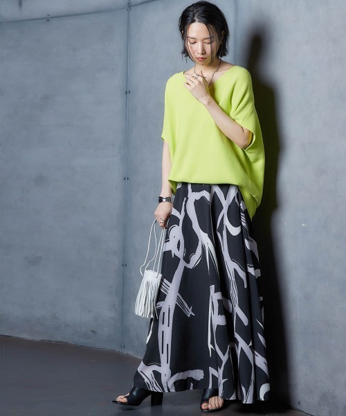 Soiunique（スワユニーク）の「ゆったりサイズVネックコクーンニット ［Soiunique］（ニット/セーター・レディース・イエロー系/ブラック/ブルー・LL/M/L）」の4枚目の写真