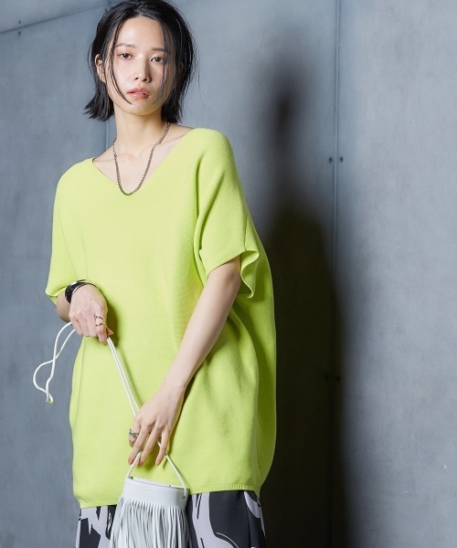 Soiunique（スワユニーク）の「ゆったりサイズVネックコクーンニット ［Soiunique］（ニット/セーター・レディース・イエロー系/ブラック/ブルー・LL/M/L）」の6枚目の写真