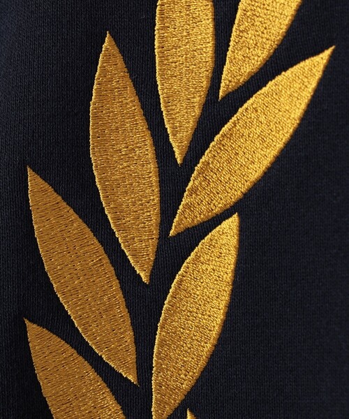 FRED PERRY（フレッドペリー）の「FRED PERRY / 別注 エンブロイダリー クルーネック スウェット（スウェット・メンズ・アイボリー/ブラック/ネイビー・X-LARGE/LARGE/MEDIUM/SMALL）」の4枚目の写真