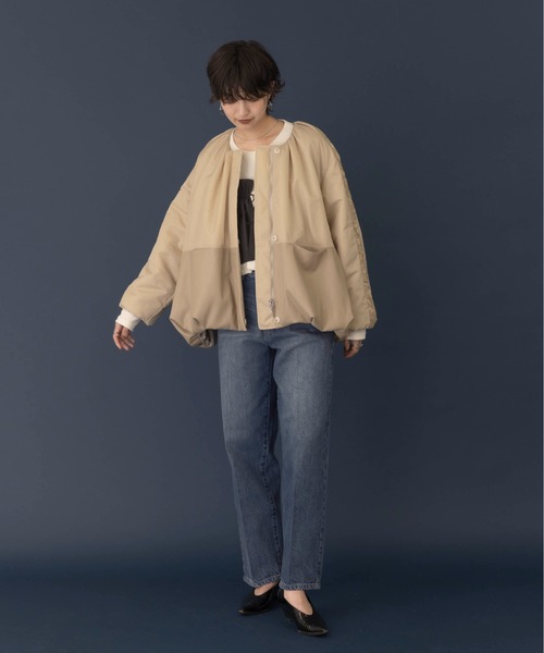 Eimee Law(エイミーロウ)の「バルーンヘム中綿ブルゾンジャケット(ブルゾン・レディース・ブラック/ベージュ・FREE)」の4枚目の写真