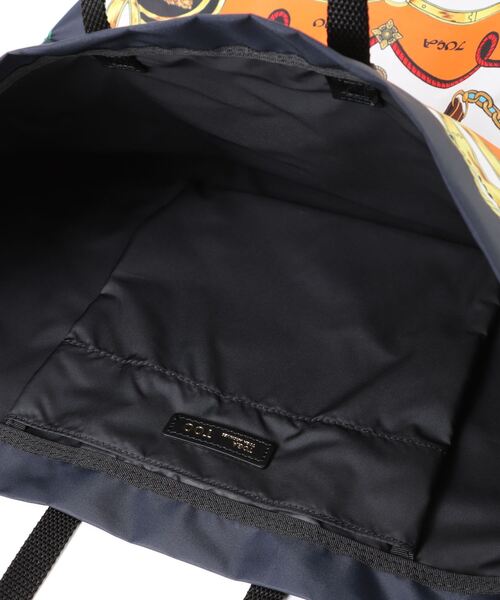 TOGA PULLA（トーガ　プルラ）の「TOGA PULLA Print tote bag TZ251-AG931（トートバッグ・レディース・オレンジ/グリーン・ONE SIZE）」の4枚目の写真