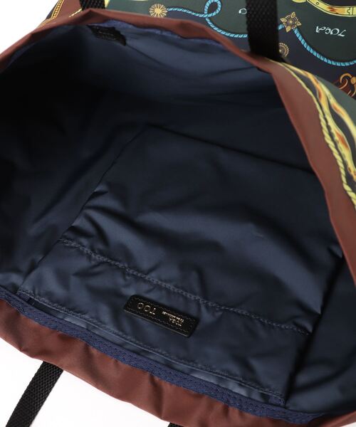 TOGA PULLA（トーガ　プルラ）の「TOGA PULLA Print tote bag TZ251-AG931（トートバッグ・レディース・オレンジ/グリーン・ONE SIZE）」の5枚目の写真
