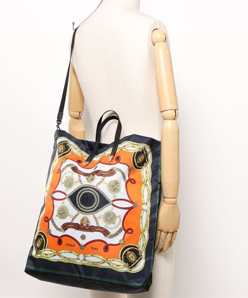 TOGA PULLA（トーガ　プルラ）の「TOGA PULLA Print tote bag TZ251-AG931（トートバッグ・レディース・オレンジ/グリーン・ONE SIZE）」の6枚目の写真
