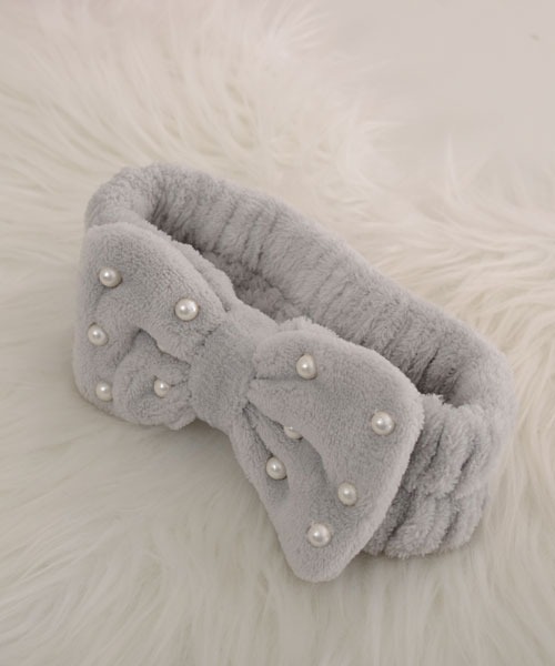 VIBGYOR Women（ヴィブジョー　ウィメン）の「【float】ふわふわ もこもこ パール リボン ヘアバンド【11色展開】（ヘアバンド・レディース・ホワイト/ピンク/コーラルピンク/ライトパープル/イエロー/グレイッシュベージュ/ライトブルー/ベビーピンク/ライトピンク/スモークピンク/グレー・FREE）」の3枚目の写真