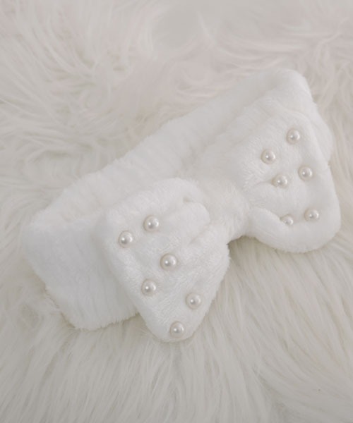 VIBGYOR Women（ヴィブジョー　ウィメン）の「【float】ふわふわ もこもこ パール リボン ヘアバンド【11色展開】（ヘアバンド・レディース・ホワイト/ピンク/コーラルピンク/ライトパープル/イエロー/グレイッシュベージュ/ライトブルー/ベビーピンク/ライトピンク/スモークピンク/グレー・FREE）」の2枚目の写真