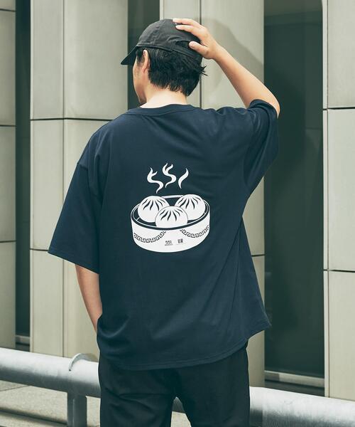 URBAN RESEARCH（アーバンリサーチ）の「551蓬莱×UR　SHORT-SLEEVE T-SHIRTS（Tシャツ/カットソー・メンズ・ブラック/チャコールグレー/レッド/オフホワイト/ブルー/ネイビー・X-LARGE/LARGE/MEDIUM/SMALL）」の4枚目の写真