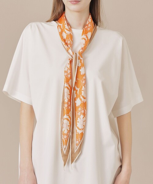 MACKINTOSH LONDON(マッキントッシュ ロンドン)の「【婦人画報掲載】【Diamond Shape Scarf/ダイヤモンドシェイプスカーフ】【BIBURY FLOWER】バイブリーダイヤモンドシェイプスカーフ(ストール/ショール・レディース・グリーン系その他4/ライトブルー/オレンジ・FREE)」の3枚目の写真