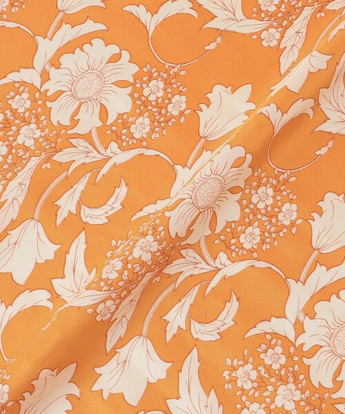 MACKINTOSH LONDON(マッキントッシュ ロンドン)の「【婦人画報掲載】【Diamond Shape Scarf/ダイヤモンドシェイプスカーフ】【BIBURY FLOWER】バイブリーダイヤモンドシェイプスカーフ(ストール/ショール・レディース・グリーン系その他4/ライトブルー/オレンジ・FREE)」の7枚目の写真