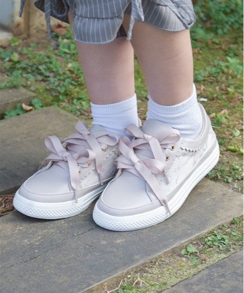 axes femme(アクシーズファム)の「ダブルリボンレーススニーカー(スニーカー・レディース・ブルー/ブラック/グレイッシュベージュ・MEDIUM/LARGE)」の1枚目の写真