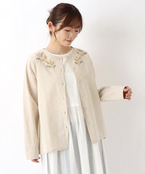 one'sterrace(ワンズテラス)の「綿麻 ミモザ刺繍 前開きブラウス(シャツ/ブラウス・レディース・グレー系その他7/アイボリー系8/イエロー系8・02)」の3枚目の写真
