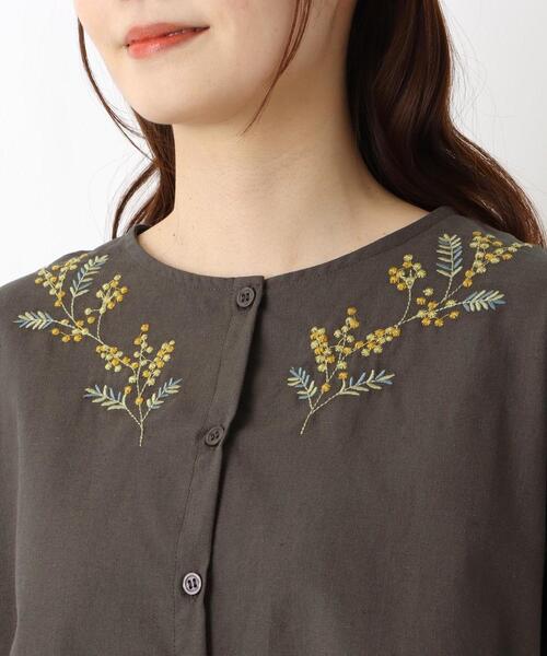 one'sterrace(ワンズテラス)の「綿麻 ミモザ刺繍 前開きブラウス(シャツ/ブラウス・レディース・グレー系その他7/アイボリー系8/イエロー系8・02)」の10枚目の写真