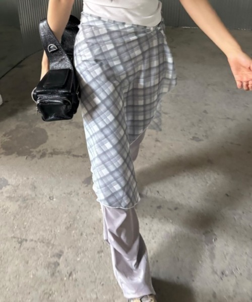 Vipoa(ヴィポア)の「シフォンチェックボタン付きスカート(スカート・レディース・グレー/ピンク・FREE)」の4枚目の写真