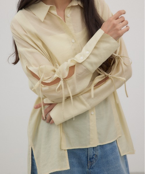crie conforto（クリーコンフォルト）の「スリーブスラッシュシアーシャツ　羽織り / 長袖（シャツ/ブラウス・レディース・ライトイエロー/アイボリー/ブラック/ブラウン・FREE）」の4枚目の写真