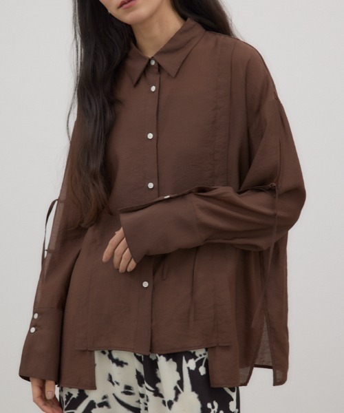 crie conforto（クリーコンフォルト）の「スリーブスラッシュシアーシャツ　羽織り / 長袖（シャツ/ブラウス・レディース・ライトイエロー/アイボリー/ブラック/ブラウン・FREE）」の3枚目の写真