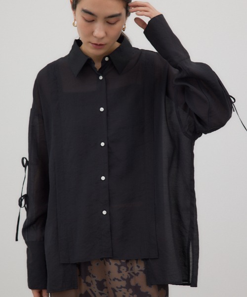 crie conforto（クリーコンフォルト）の「スリーブスラッシュシアーシャツ　羽織り / 長袖（シャツ/ブラウス・レディース・ライトイエロー/アイボリー/ブラック/ブラウン・FREE）」の2枚目の写真