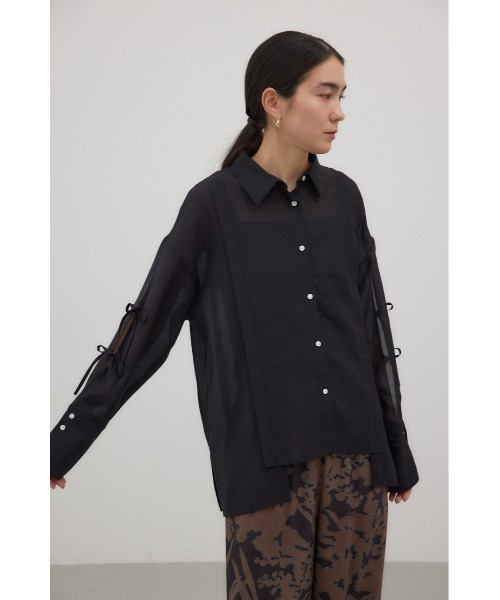 crie conforto（クリーコンフォルト）の「スリーブスラッシュシアーシャツ　羽織り / 長袖（シャツ/ブラウス・レディース・ライトイエロー/アイボリー/ブラック/ブラウン・FREE）」の6枚目の写真