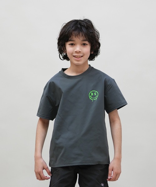 RUSTY（ラスティ）の「RUSTY/ラスティー デザイン半袖Tシャツ キッズ UVケア ラッシュガード 965502（ラッシュガード・キッズ・チャコールグレー/ブラック/ホワイト・150cm/160cm/130cm/140cm）」の18枚目の写真