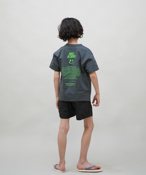 RUSTY（ラスティ）の「RUSTY/ラスティー デザイン半袖Tシャツ キッズ UVケア ラッシュガード 965502（ラッシュガード・キッズ・チャコールグレー/ブラック/ホワイト・150cm/160cm/130cm/140cm）」の21枚目の写真