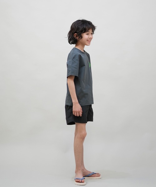 RUSTY（ラスティ）の「RUSTY/ラスティー デザイン半袖Tシャツ キッズ UVケア ラッシュガード 965502（ラッシュガード・キッズ・チャコールグレー/ブラック/ホワイト・150cm/160cm/130cm/140cm）」の22枚目の写真