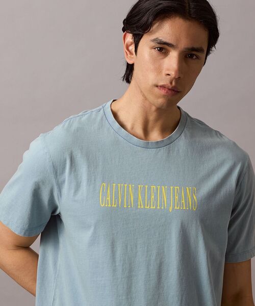 Calvin Klein(カルバン・クライン)の「【ユニセックス】ショートスリーブ アシッドウォッシュTシャツ(Tシャツ/カットソー・メンズ・ブラック系その他/ブルー系その他/グリーン系その他/オレンジ系その他・S/M/L/XL)」の3枚目の写真