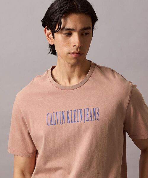 Calvin Klein(カルバン・クライン)の「【ユニセックス】ショートスリーブ アシッドウォッシュTシャツ(Tシャツ/カットソー・メンズ・ブラック系その他/ブルー系その他/グリーン系その他/オレンジ系その他・S/M/L/XL)」の4枚目の写真