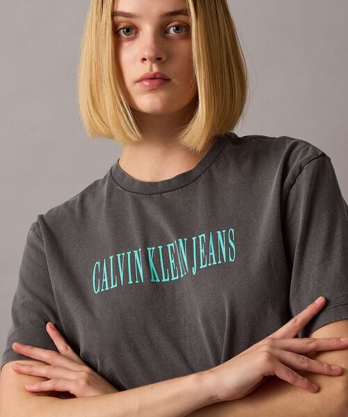 Calvin Klein(カルバン・クライン)の「【ユニセックス】ショートスリーブ アシッドウォッシュTシャツ(Tシャツ/カットソー・メンズ・ブラック系その他/ブルー系その他/グリーン系その他/オレンジ系その他・S/M/L/XL)」の1枚目の写真