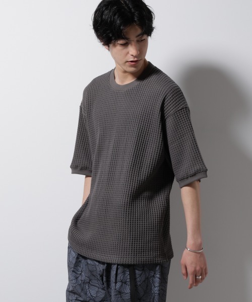 NANO universe(ナノユニバース)の「オニワッフルビッグTシャツ 五分袖(Tシャツ/カットソー・メンズ・ブルー/ダークグリーン/ホワイト/スミクロ・L/M/XL)」の2枚目の写真