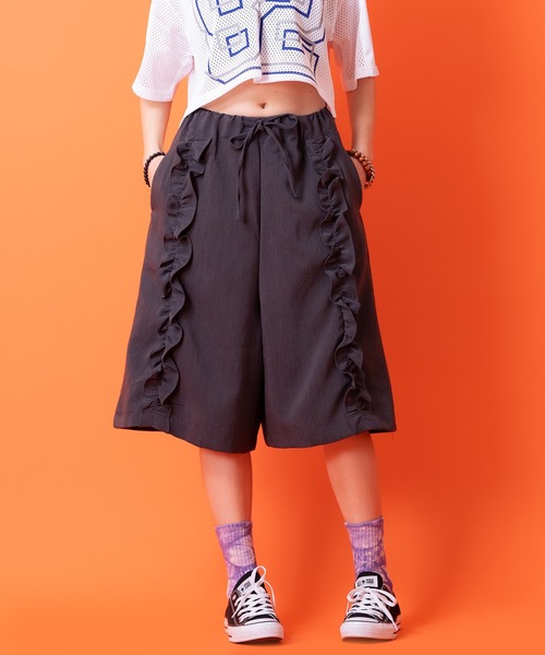 a.p.o.v.(エーピーオービー)の「a.p.o.v. センターフリルTRスーツワイドハーフパンツ(その他パンツ・メンズ・アイボリー/グレー/ブラック・ONESIZE)」の1枚目の写真