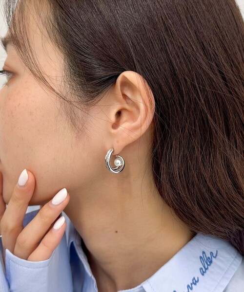 fredy emue(フレディエミュ)の「パール&カールメタルピアス(ピアス(両耳用)・レディース・シルバー/ゴールド・FREE)」の3枚目の写真
