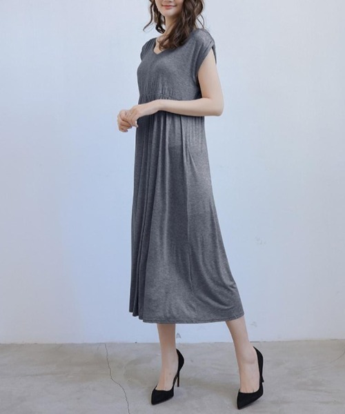 maison de LATIR(メゾンドラティール)の「フレンチスリーブVネックカットソーワンピース(ワンピース・レディース・ブラック/レッド/グレー/ネイビー/ダークグレー・ONESIZE)」の1枚目の写真