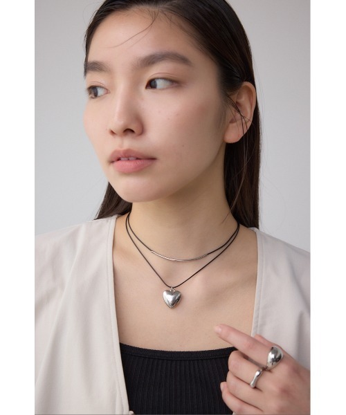 AZUL by moussy（アズールバイマウジー）の「プランプハートウエスタンネックレス（ネックレス・レディース・シルバー・FREE）」の2枚目の写真