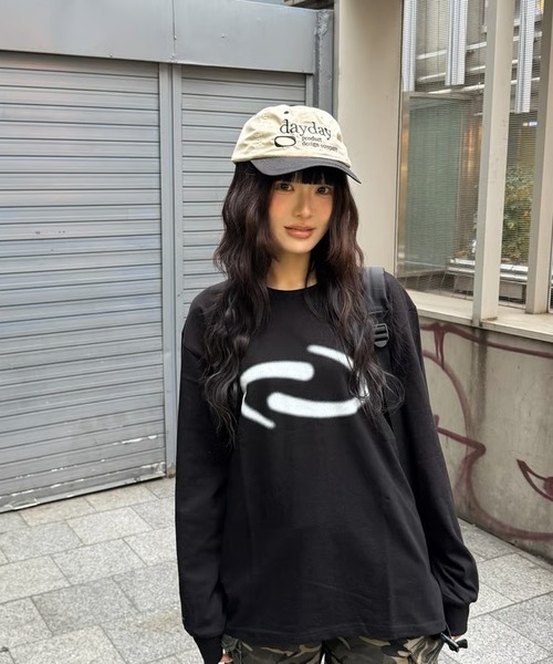 DAYDAY(デイデイ)の「スピンロゴ L/S Tシャツ(Tシャツ/カットソー・レディース・ネイビー/グレイッシュベージュ/ブラック・M/L/XL)」の2枚目の写真
