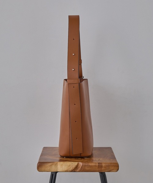 ＆MyuQ（アンドミューク）の「【＆MyuQ】JUNO mini A4サイズ収納可能 通勤 通学（ショルダーバッグ・レディース・キャメル/ブラック・FREE）」の13枚目の写真