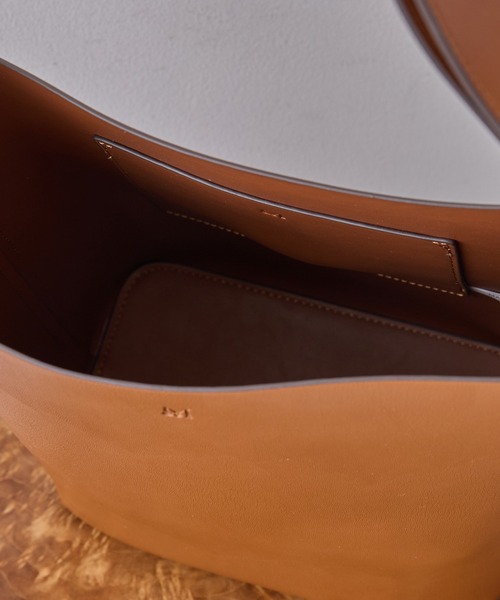 ＆MyuQ（アンドミューク）の「【＆MyuQ】JUNO mini A4サイズ収納可能 通勤 通学（ショルダーバッグ・レディース・キャメル/ブラック・FREE）」の15枚目の写真