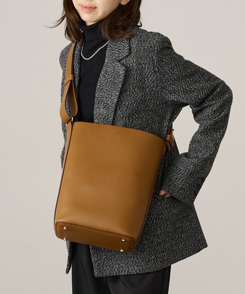 ＆MyuQ（アンドミューク）の「【＆MyuQ】JUNO mini A4サイズ収納可能 通勤 通学（ショルダーバッグ・レディース・キャメル/ブラック・FREE）」の18枚目の写真