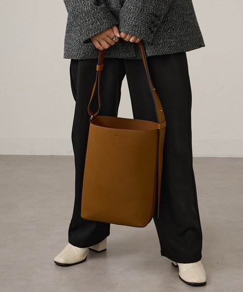 ＆MyuQ（アンドミューク）の「【＆MyuQ】JUNO mini A4サイズ収納可能 通勤 通学（ショルダーバッグ・レディース・キャメル/ブラック・FREE）」の4枚目の写真