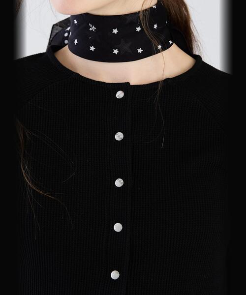 To b. by agnes b.（トゥービーバイアニエスベー）の「ワッフル コンパクト ロングスリーブ カーディガン（カーディガン/ボレロ・レディース・ブラック・40/38）」の4枚目の写真