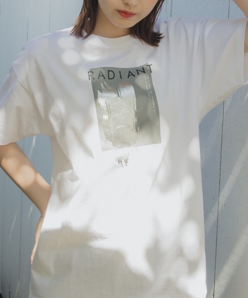 slattgir(スラットジール)の「高身長 綿100%スクエアプリント箔Tシャツ(トールサイズ)Essenave(Tシャツ/カットソー・レディース・チャコール/オフホワイト・TM/TL/TLL/T3L)」の2枚目の写真