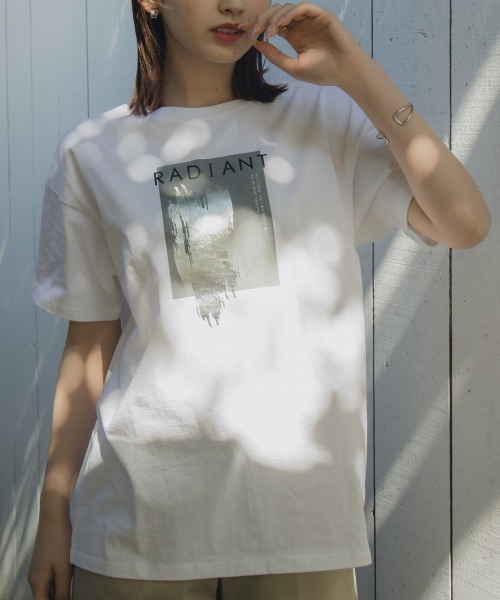 slattgir(スラットジール)の「高身長 綿100%スクエアプリント箔Tシャツ(トールサイズ)Essenave(Tシャツ/カットソー・レディース・チャコール/オフホワイト・TM/TL/TLL/T3L)」の3枚目の写真