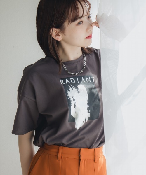 slattgir(スラットジール)の「高身長 綿100%スクエアプリント箔Tシャツ(トールサイズ)Essenave(Tシャツ/カットソー・レディース・チャコール/オフホワイト・TM/TL/TLL/T3L)」の13枚目の写真