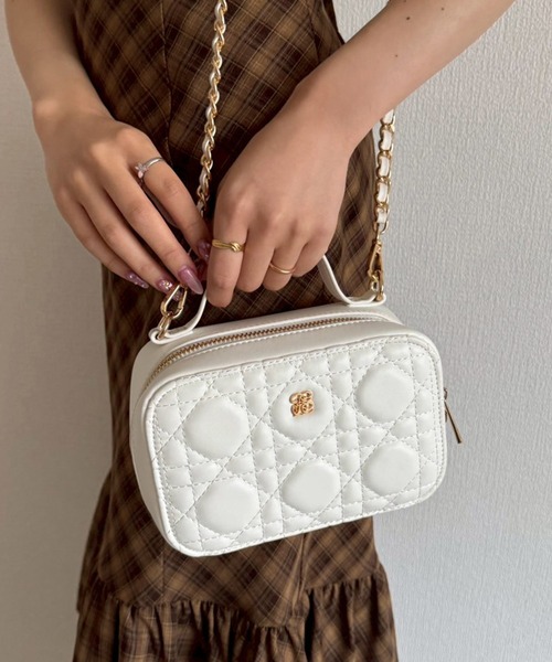 one after another NICE CLAUP（ワンアフターアナザーナイスクラップ）の「【Mode Ribbon Collection】リボン×キルティングミニスクエアバッグ（ショルダーバッグ・レディース・ホワイト/ブラック・FREE）」の4枚目の写真