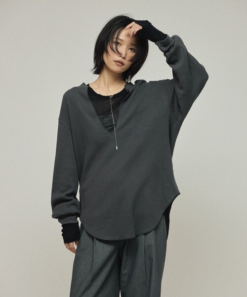 AMERICANA（アメリカーナ）の「Americana/アメリカーナ 別注 リラックスフィット ワッフルキーネックプルオーバー / 長袖（Tシャツ/カットソー・レディース・ブラウン/チャコールグレー・FREE）」の2枚目の写真